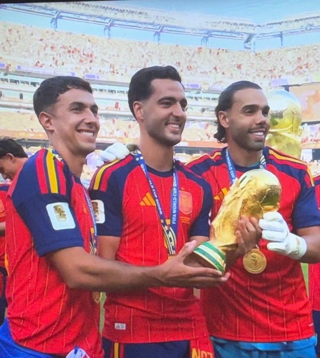 阿森纳世界杯 希望你们的新赛季奖杯继续拿起来！！👏🏆 