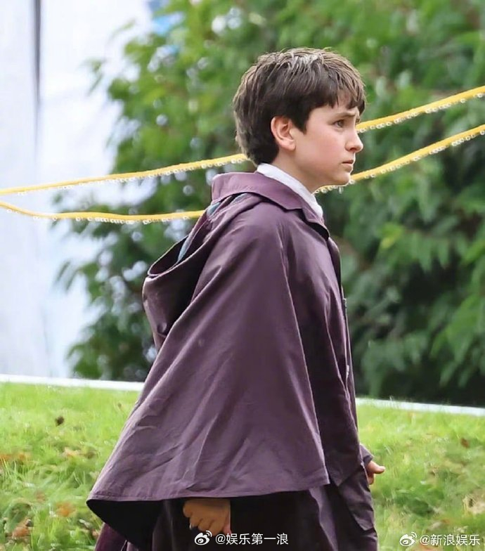 剧版《哈利·波特》新路透曝光，应该是在拍摄飞行课戏份。哈利皱着眉头气鼓鼓、罗恩裹