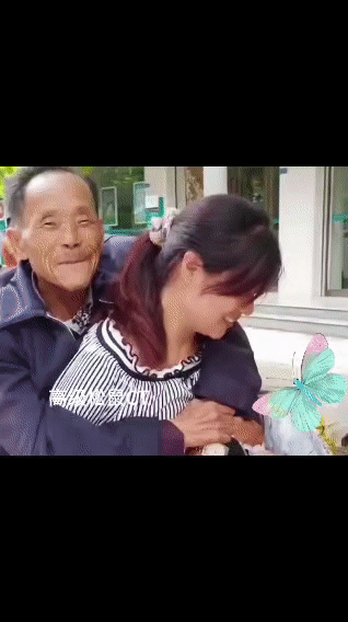 街头的一幕暖了众人的心！一位儿媳见公公腿脚不便，二话不说便背起老人赶集市，步伐稳