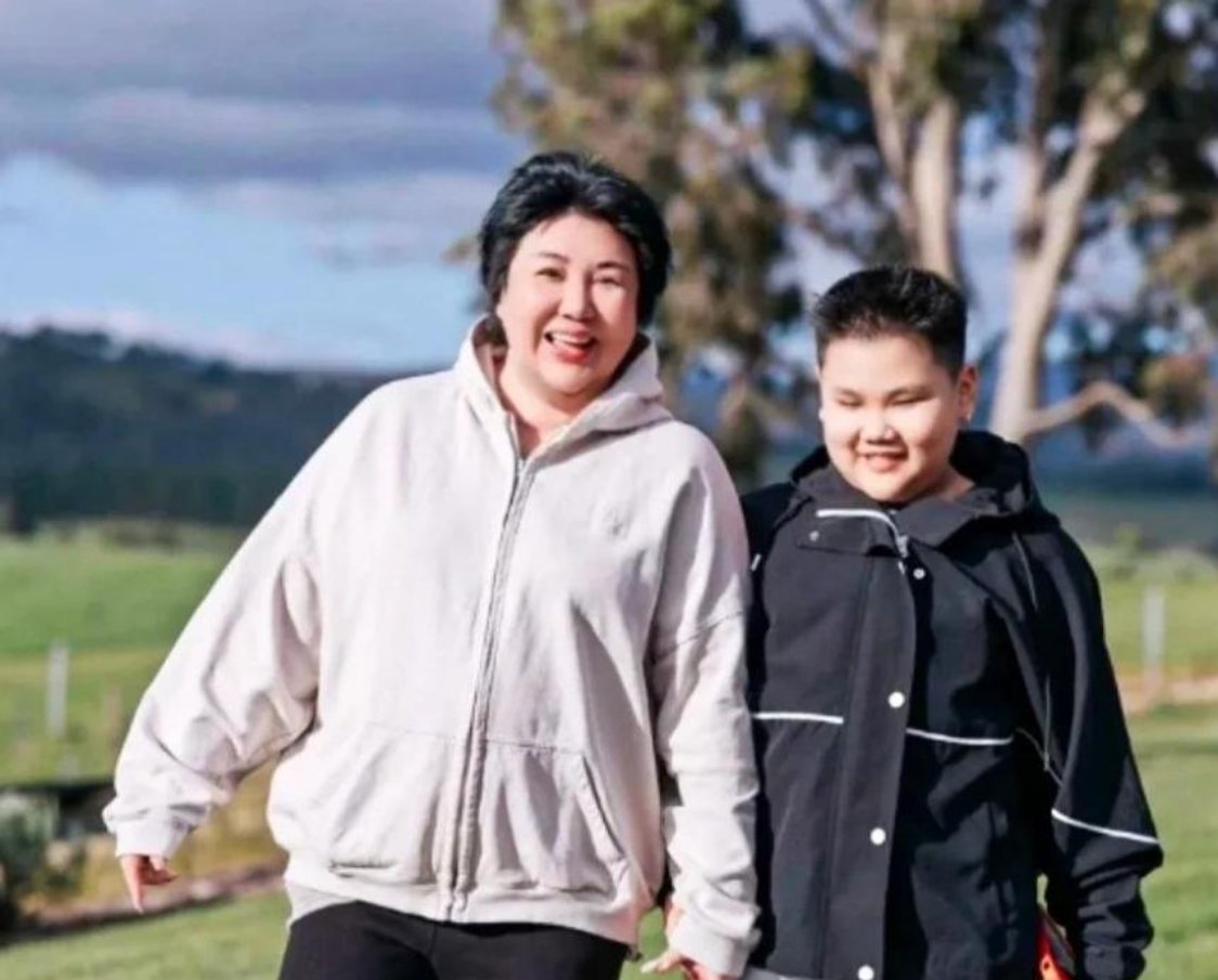 郭德纲10岁小儿子身高10岁郭汾阳身高近170cm，已赶超父亲郭德纲，身形壮实比