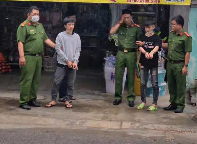 越南庆和省西芽庄省谋杀一名男子的两名嫌疑人指认现场