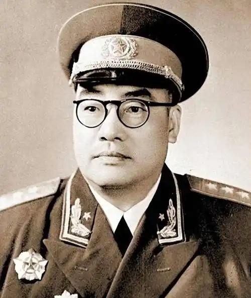 1955年评衔，李涛被定为上将，他主动找到聂荣臻等领导，坚决要求降为中将。李涛说
