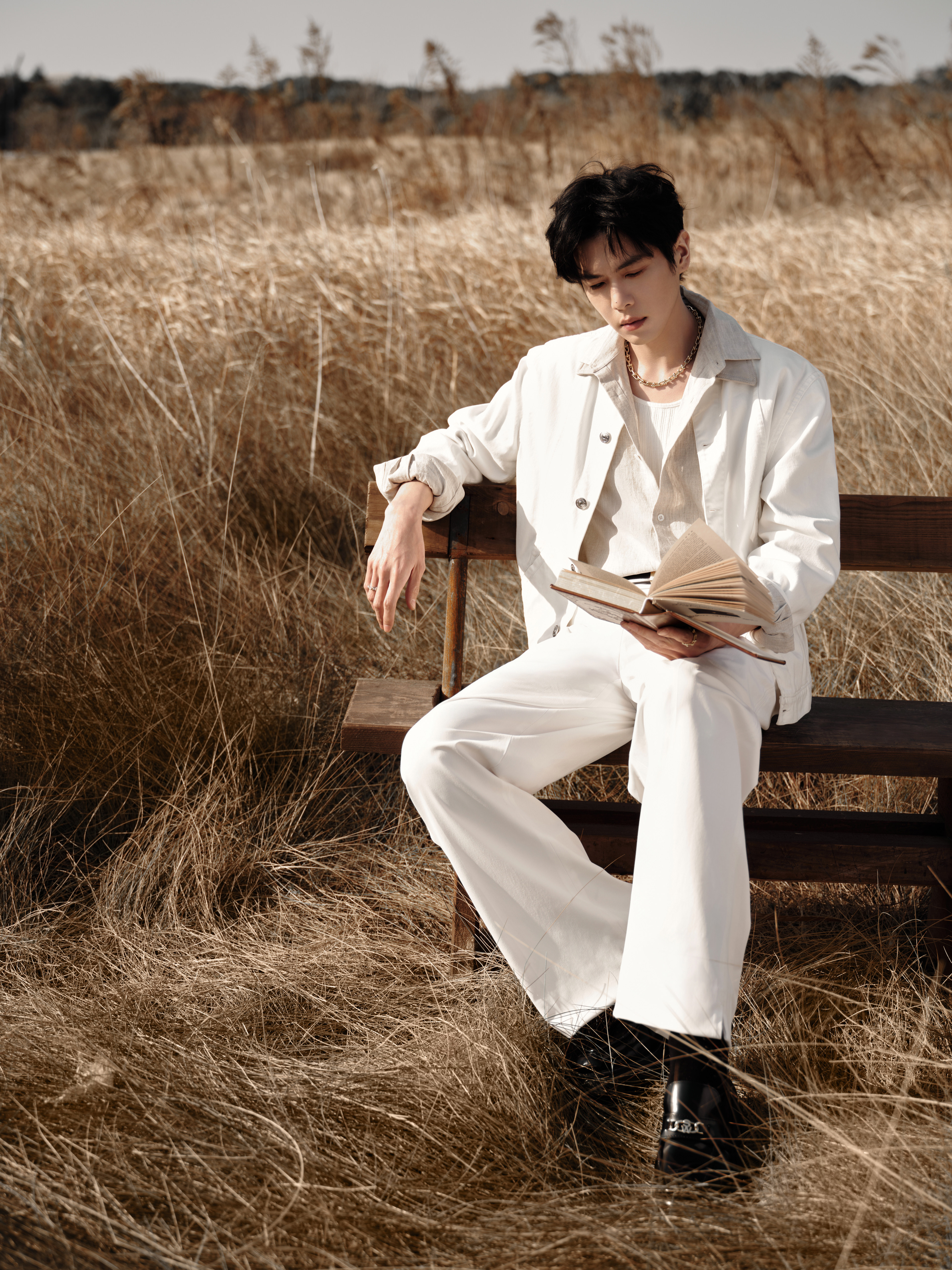 这张图，让我想起之前在人人网和知乎有好多他中学时的同学分享张若昀高中时是文艺青年