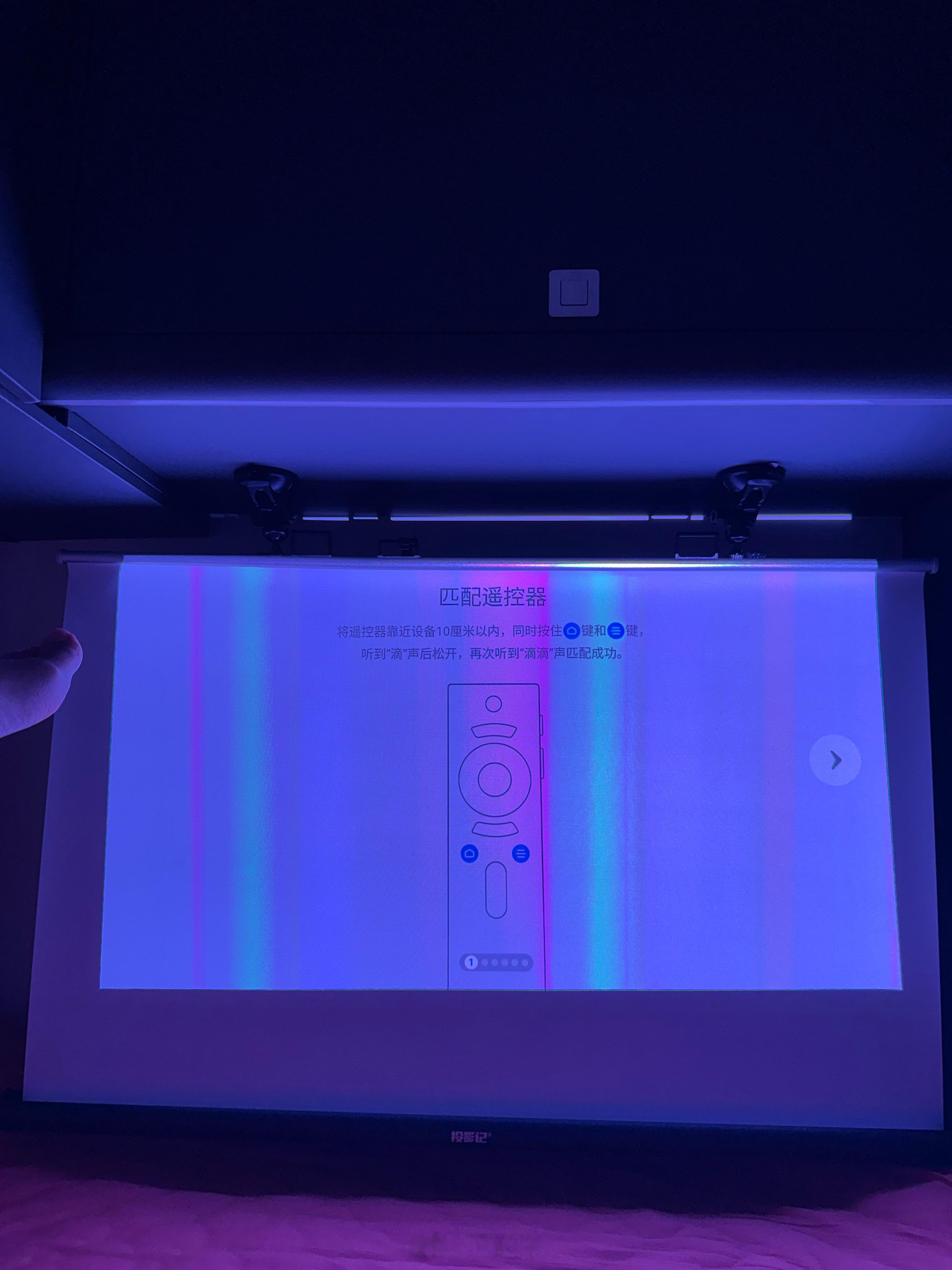 投影仪匹配遥控器，需要同时按两个按钮（图一）。我一顿哐叽哐叽按了十分钟，就是 匹