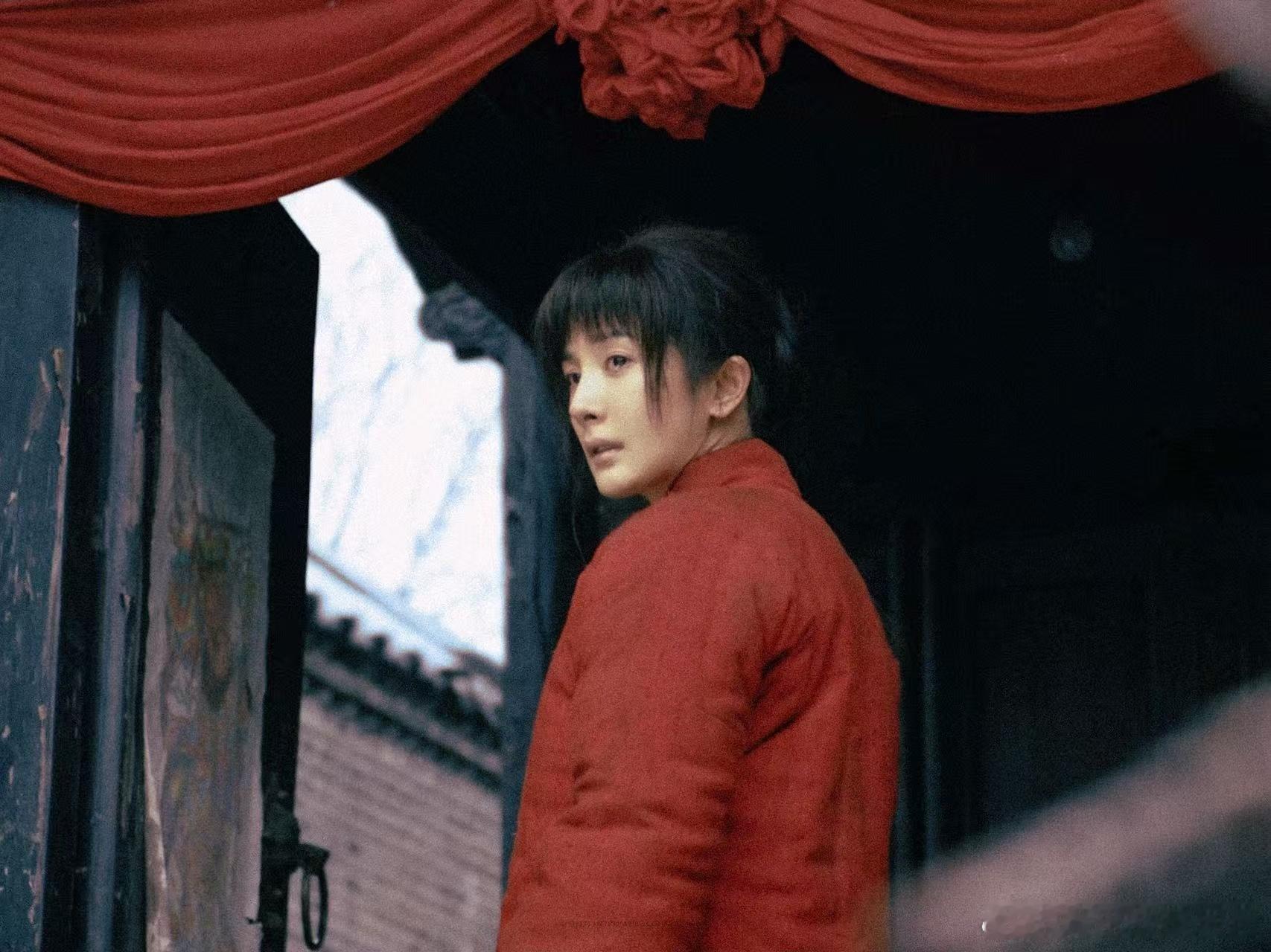 杨幂接机听取娘声一片  救命！杨幂的接机现场也太会整活了吧！她刚从车上下来，粉丝