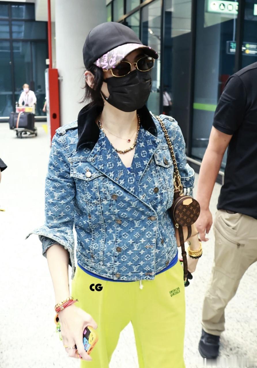 张柏芝 Lucas都长大了衣服还能穿 别人放十几年的衣服早就穿不上，张柏芝完全相
