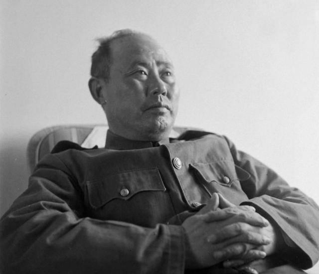 周恩来宣布任命决定，傅作义为何当场掩面大哭？导致会议暂停。
 
1948年，北平