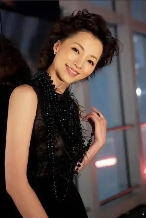 密春雷这事，你看明白了吗？当年休掉发妻，攀上另一条线，觉得这辈子稳了。渣打大楼在