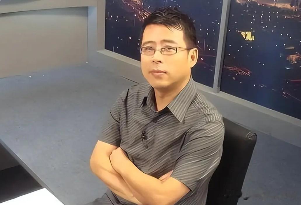 他曾是央视著名主持人。2020年，他说了一句“中国该向世界道歉”的言论，彻底触怒