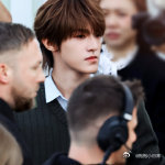 张泽禹状态 哇哦！张泽禹亮相米兰Prada大秀，状态好到没话说！他眼神坚定，笑容