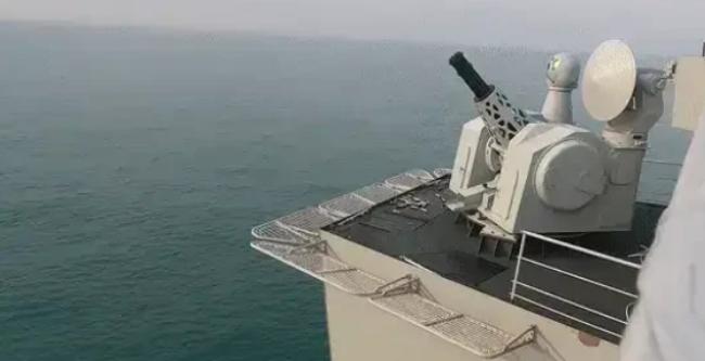 如果美国用上百架无人机攻击055，那055能生存下来么？就这么说吧，055的电子