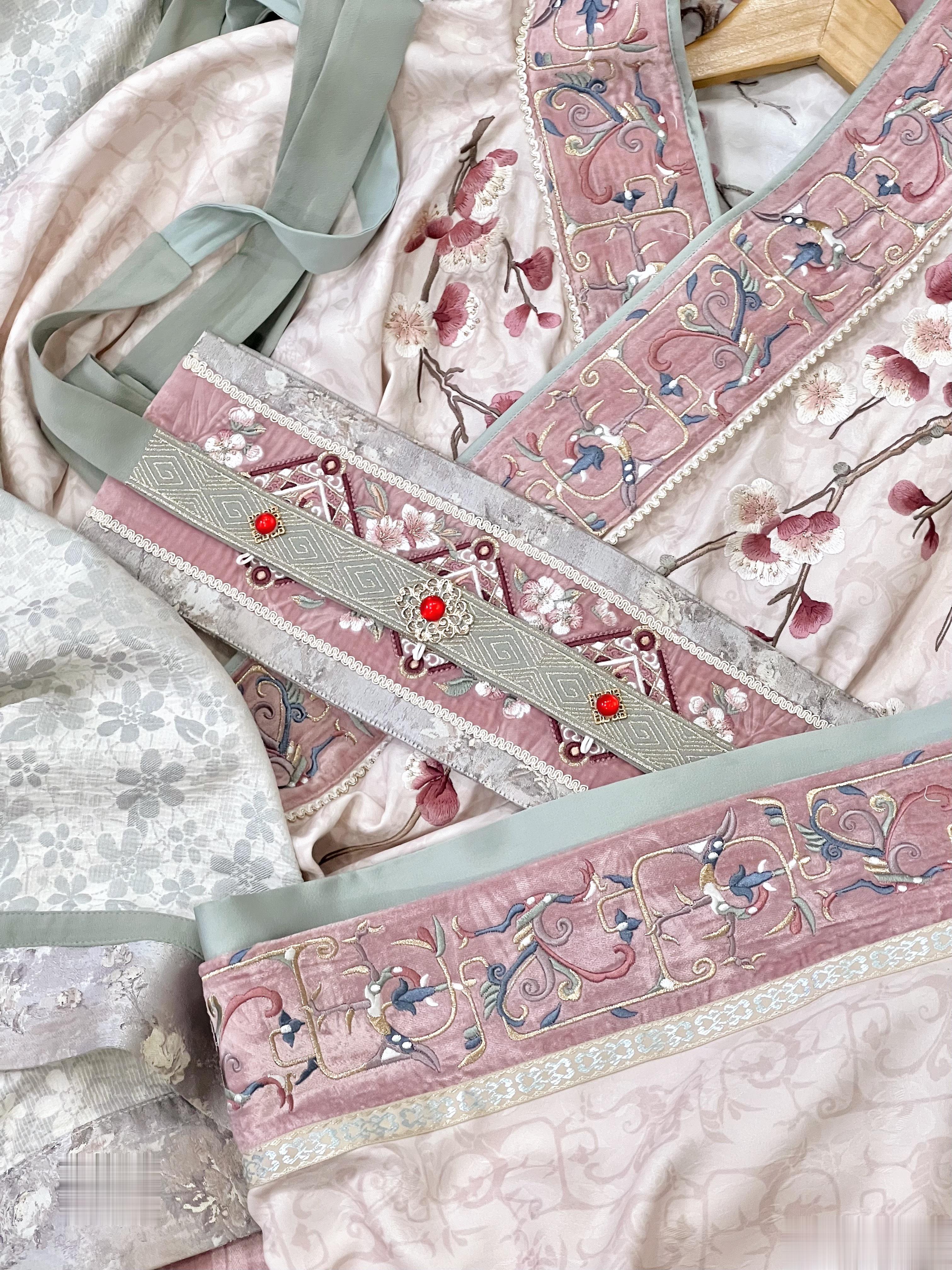 “砌下落梅如雪乱，拂了一身还满。”🌸这套的细节太美了！一株梅树刺绣蜿蜒全身的质