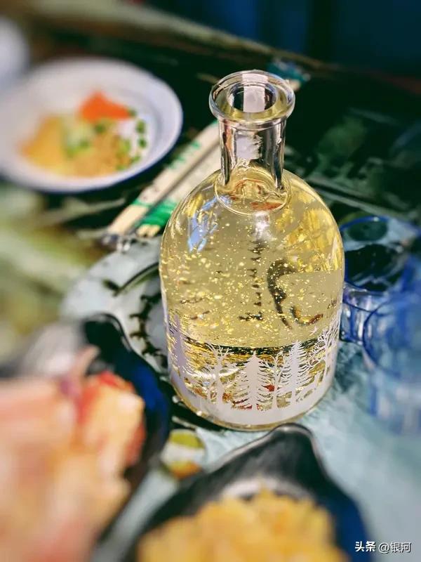 看到“你以清风下酒”这个上联，瞬间感觉好有意境。我对“我凭朗月当歌”。
“你”对