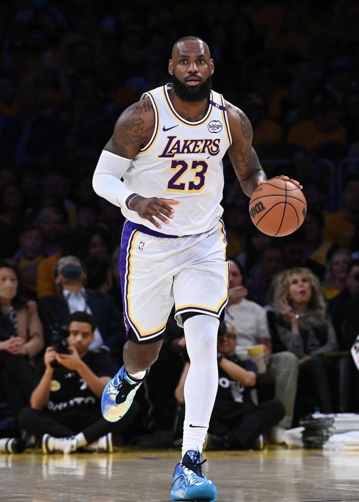 就说嘛，联盟怎么可能让所有的球星都轮休呢！
虽然是常规赛最后一轮，虽然很多比赛的