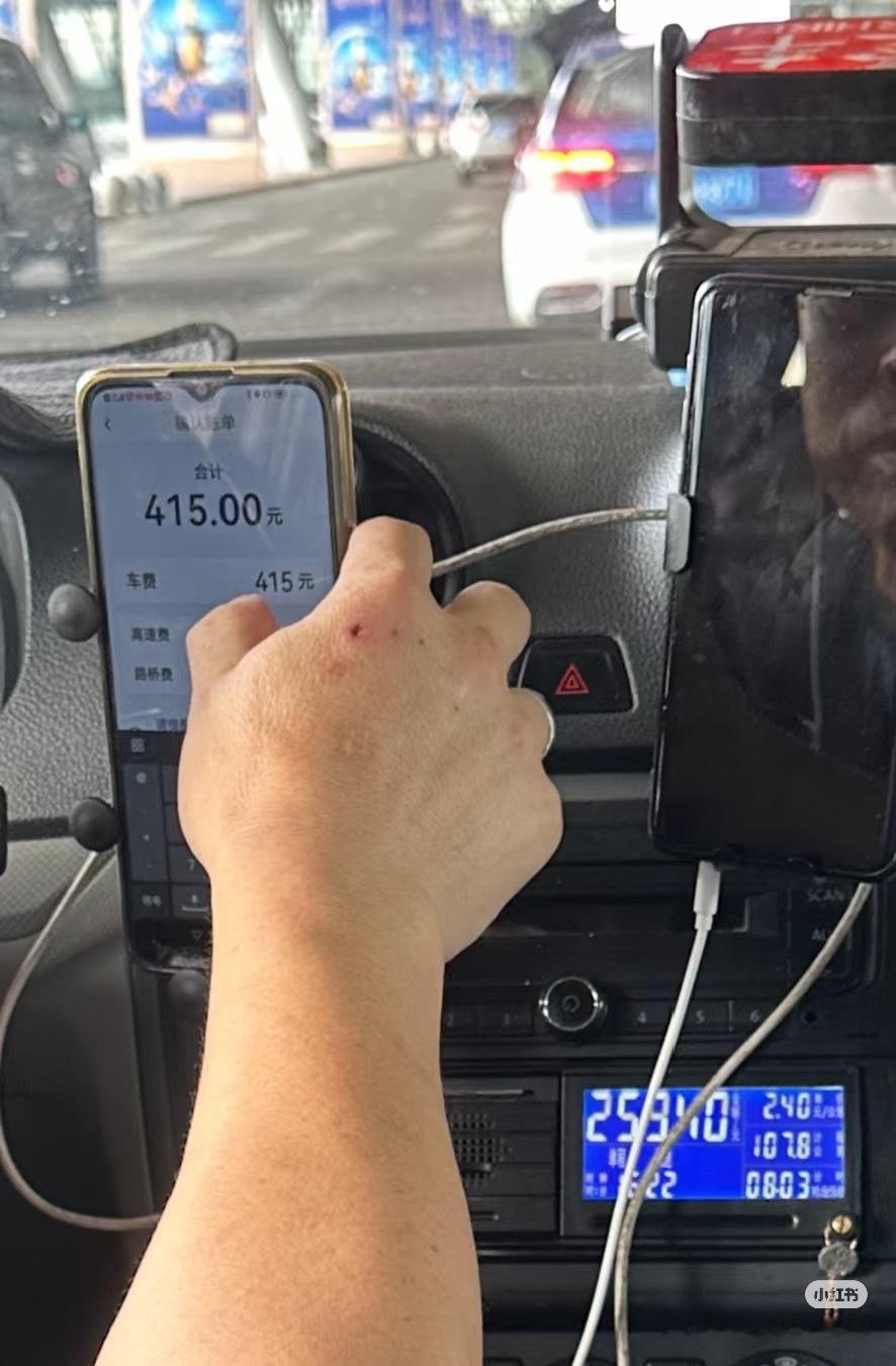 韩网红扮外国人在机场打车被宰 只能说还好国内网约车发达，价格都比较透明，而且也能