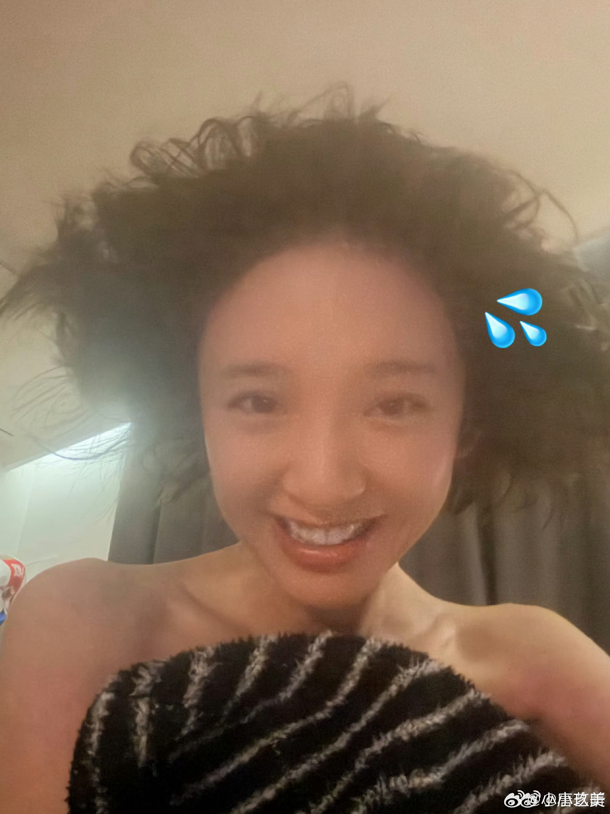 唐艺昕 这下妆卸干净了 笑不活了，九年之前的妆容名场面翻出来，唐艺昕接梗松弛感直