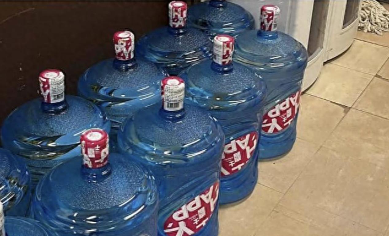 我认为，此举是个人选择自由，不应上纲上线，赋予什么特殊色彩。一些香港同胞对内地产