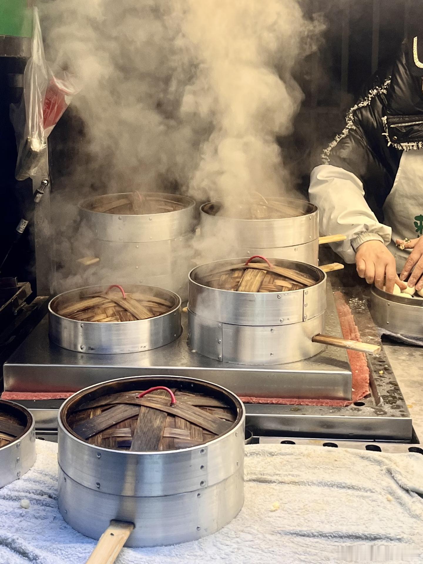 包子就要吃现包的，连葱都是新鲜的 