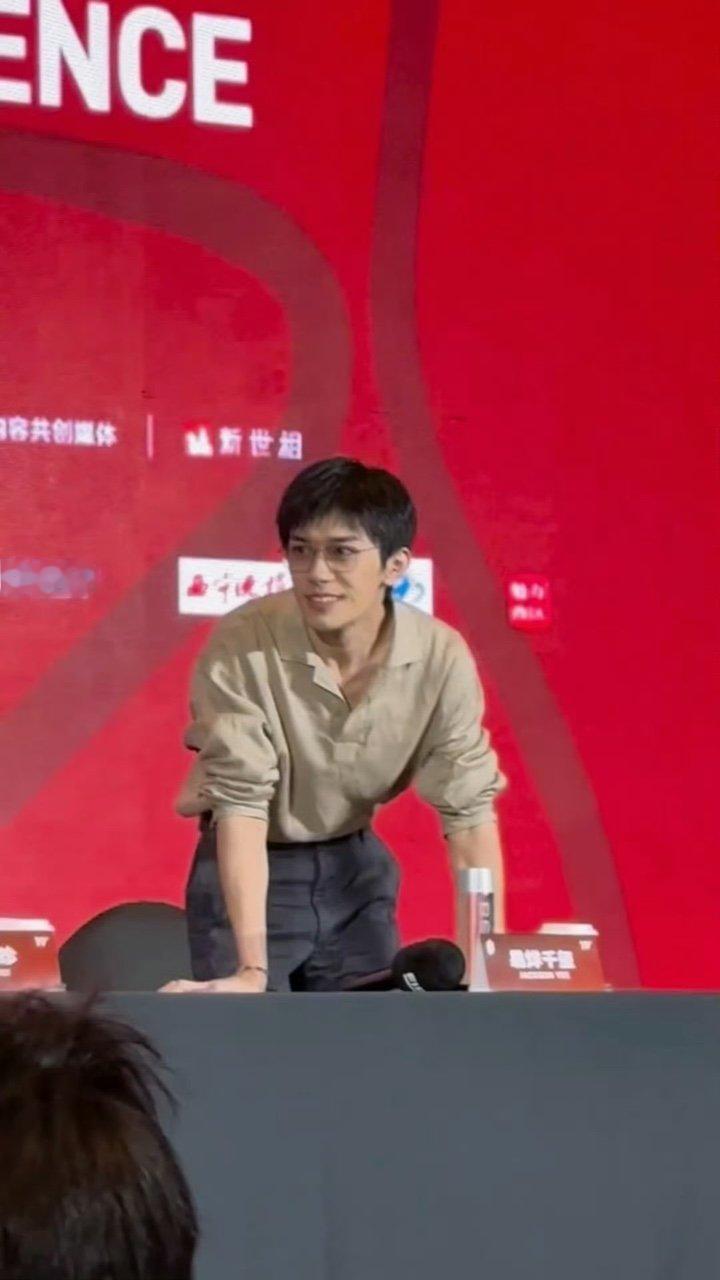 易烊千玺撑桌这一下易烊千玺撑桌就这么迷人是吧易烊千玺 ​​​