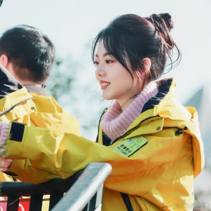 骄阳似我冬偶  刷到骄阳似我新释出的千里追光海报，真的被冬日氛围戳中了！整体画面