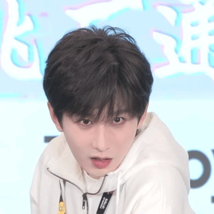 一睁眼就这么轻易地被萌晕过去刚好再睡一觉🛌
早安宝贝@成毅 ​​​