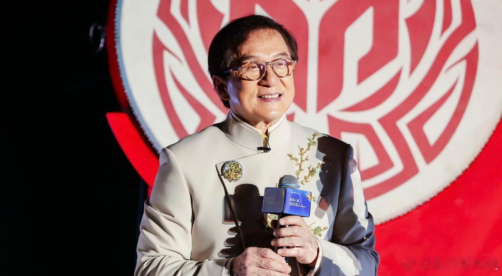  谁能拒绝成龙导游？成龙在桂林当起了导游 乘竹筏穿水幕，热情得像自家待客。72岁