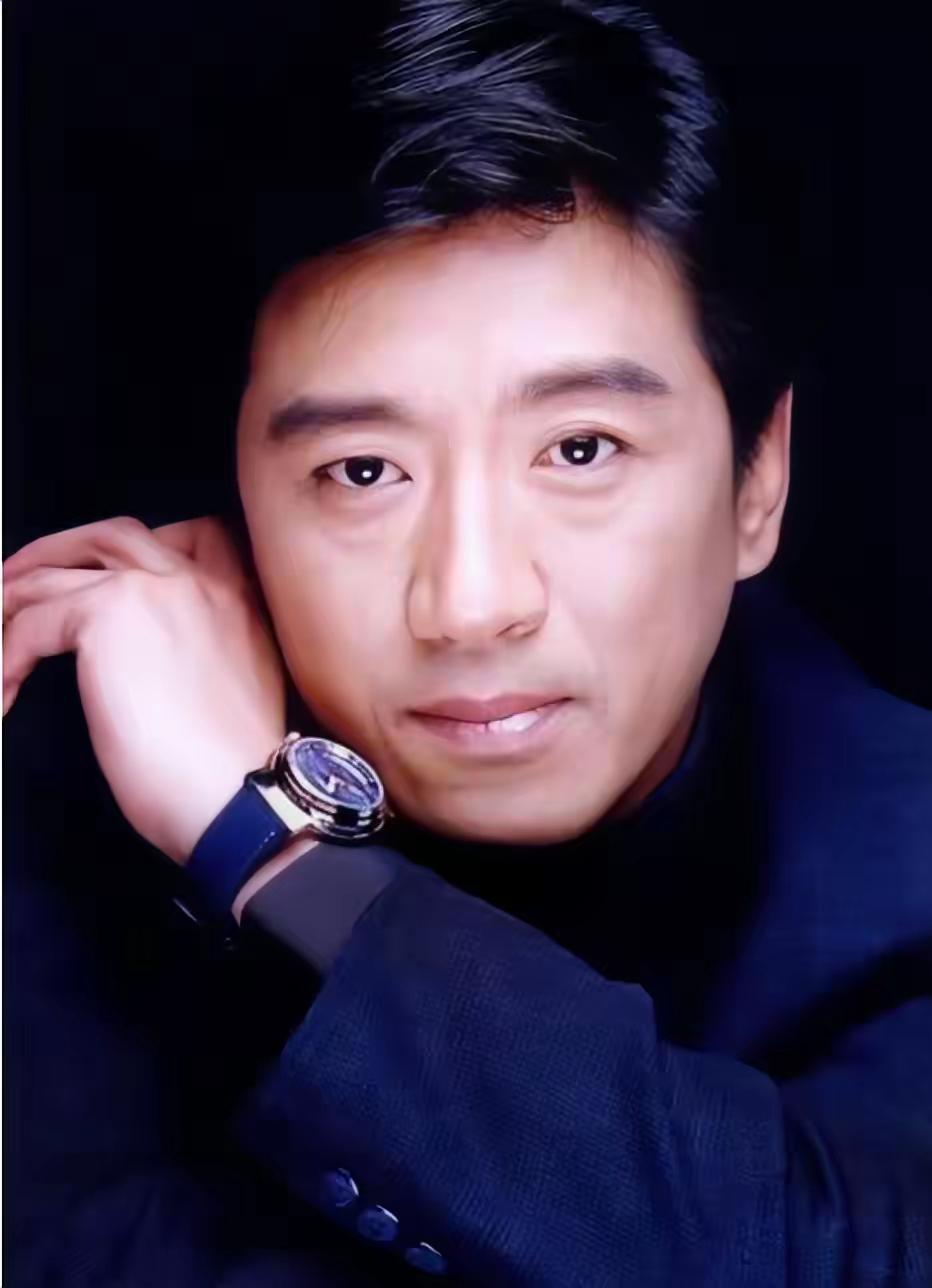 低调奢华的气质，尽显成熟魅力！还认识他吗？年轻时确实帅。他演的剧确实火🔥白宝山