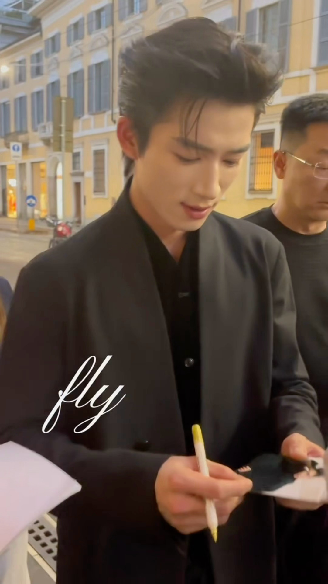有这么宠粉的王星越进入米兰！签完你的签你的🖊️ 