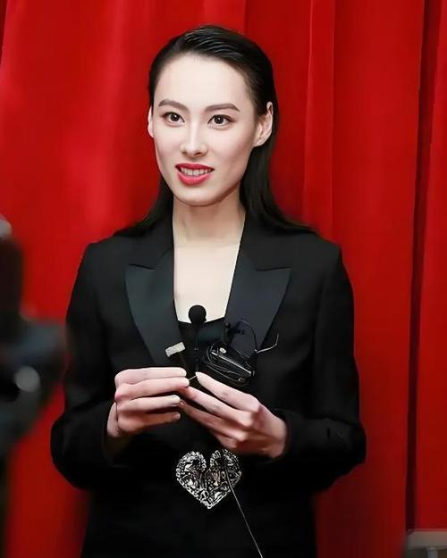 37岁梁洛施红毯无修生图曝光，一身利落黑西装搭配大背头，骨相优越抗住原相机直拍。