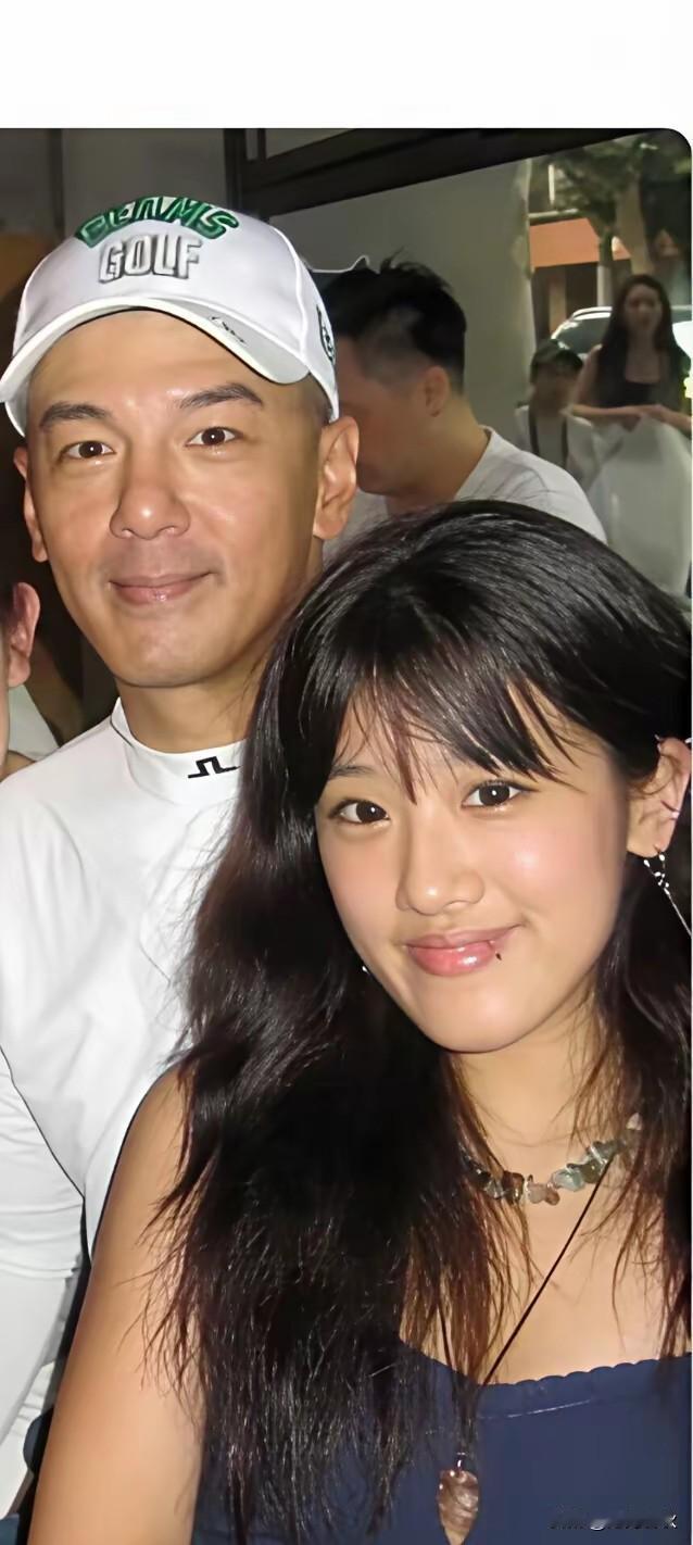 梧桐妹确实幸运爆棚
虽然小时候因为父母争夺抚养权经历了一些波折
她受到的影响应该