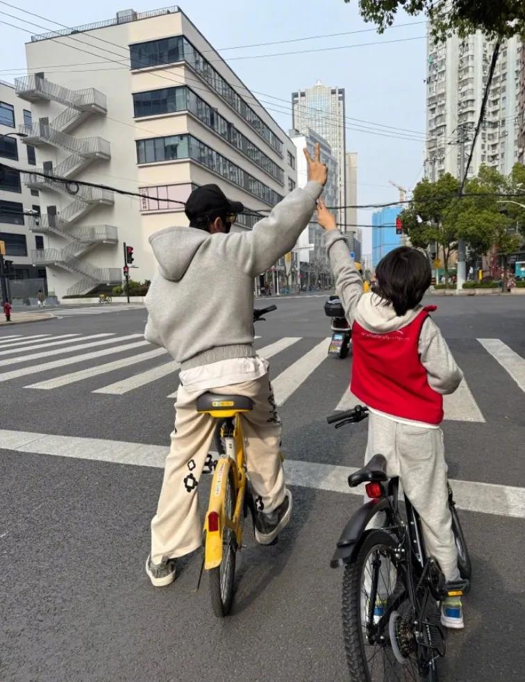 黄晓明晒出与9岁儿子小海绵的骑行照，瞬间在网络上掀起一阵温馨浪潮。照片里，父子俩