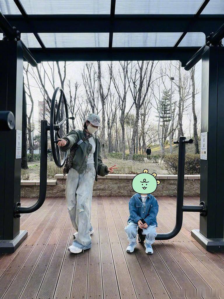 孙艺珍儿子像翻版小玄彬 他坐着和爸爸一样~ 