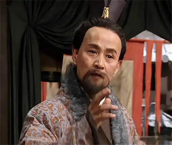 三国 他爹是诸葛瑾，叔叔是诸葛亮。六岁时，孙权当着满朝文武，牵来一头挂着 “诸葛