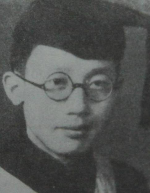 1982年北京，原本谈笑风生的邓小平突然沉下脸来，声音严肃地说：“全中国，只有他