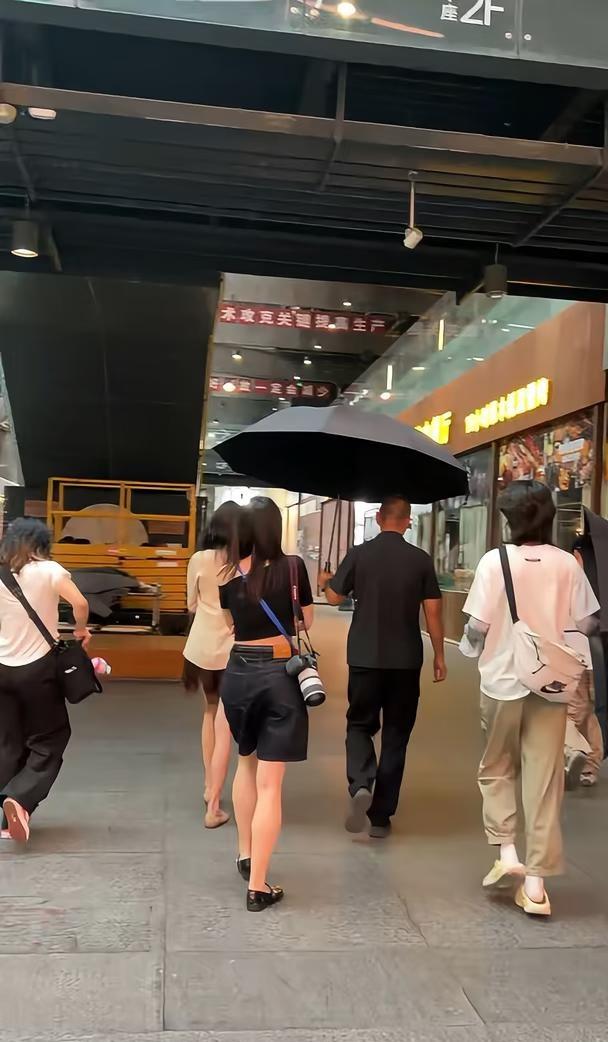 运河汇遇到关晓彤啦
还以为现实中明星拍戏会有很多人/剧组，结果出来吃个烤肉水灵灵