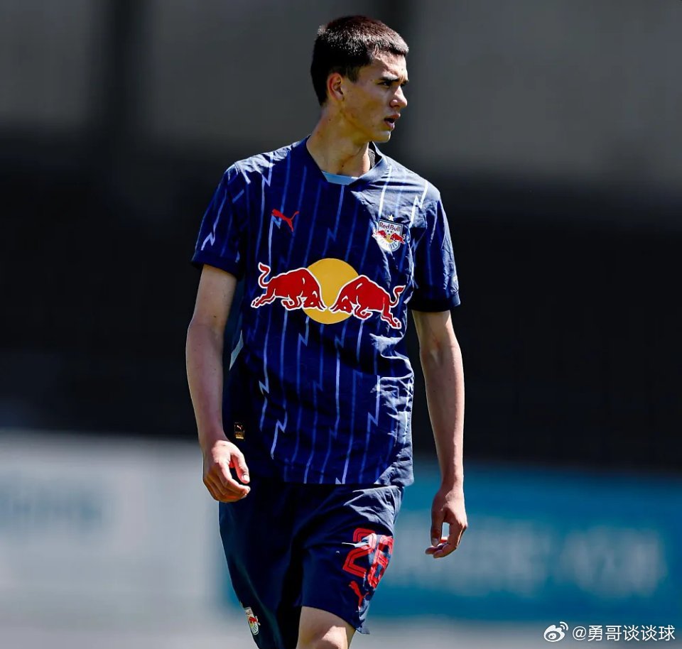 拜仁3月6日讯 据著名转会专家罗马诺的独家消息，拜仁慕尼黑正全力推进从萨尔茨堡红