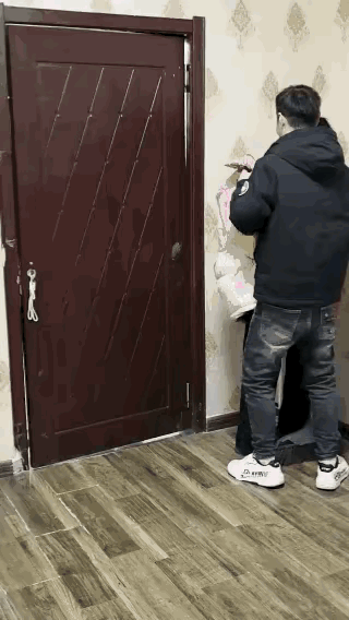 这个房间的灯，为什么会突然变黑？
我觉得很奇怪。