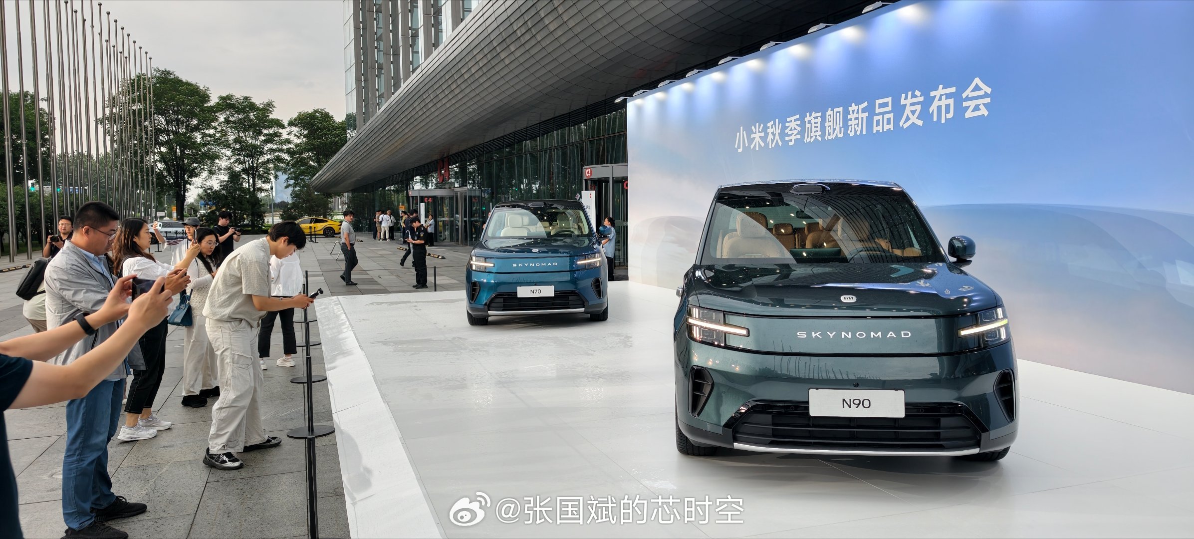 华为发布会刚结束，小米秋季旗舰新品发布会马上要开始了，这次发布会现场到处都是小米