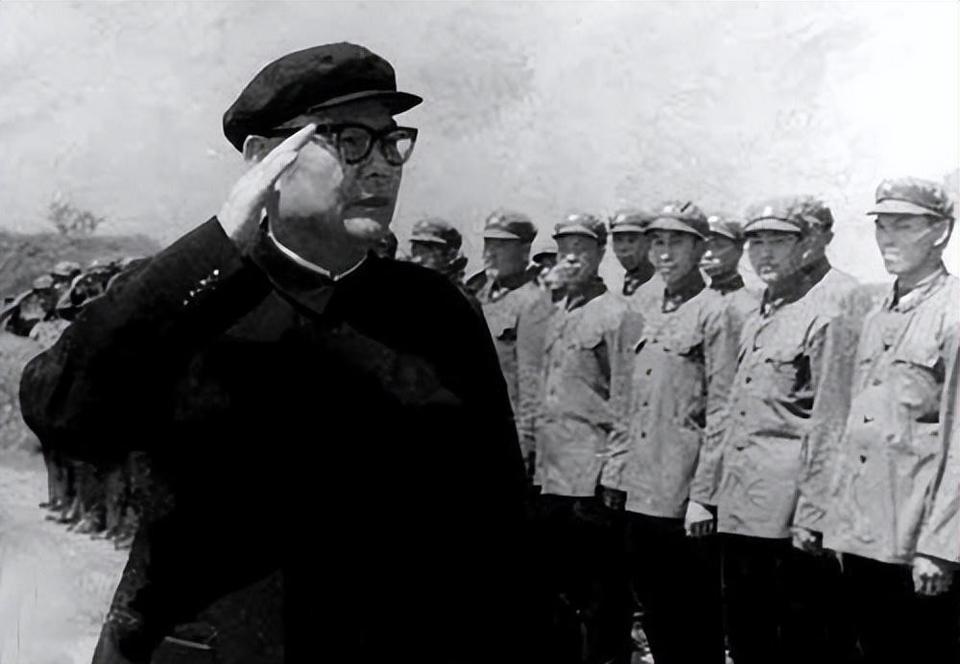 叶剑英主持授衔仪式，看到两个人的名字，不禁当场发火

“这名单上怎么有两个方国南