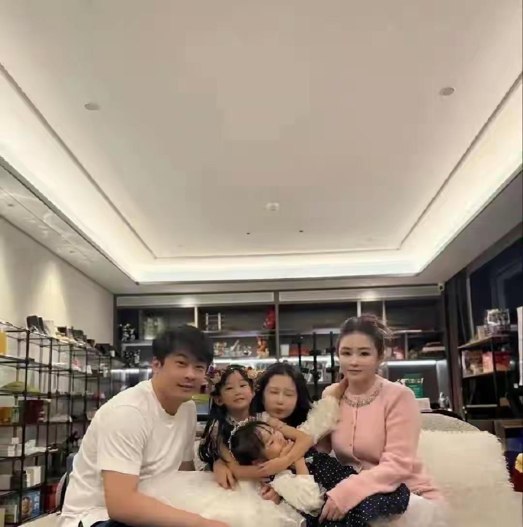 幸巴今年36岁了，老婆初瑞雪39岁了，
看看一家五口好幸福的样子呢！大女儿为前妻
