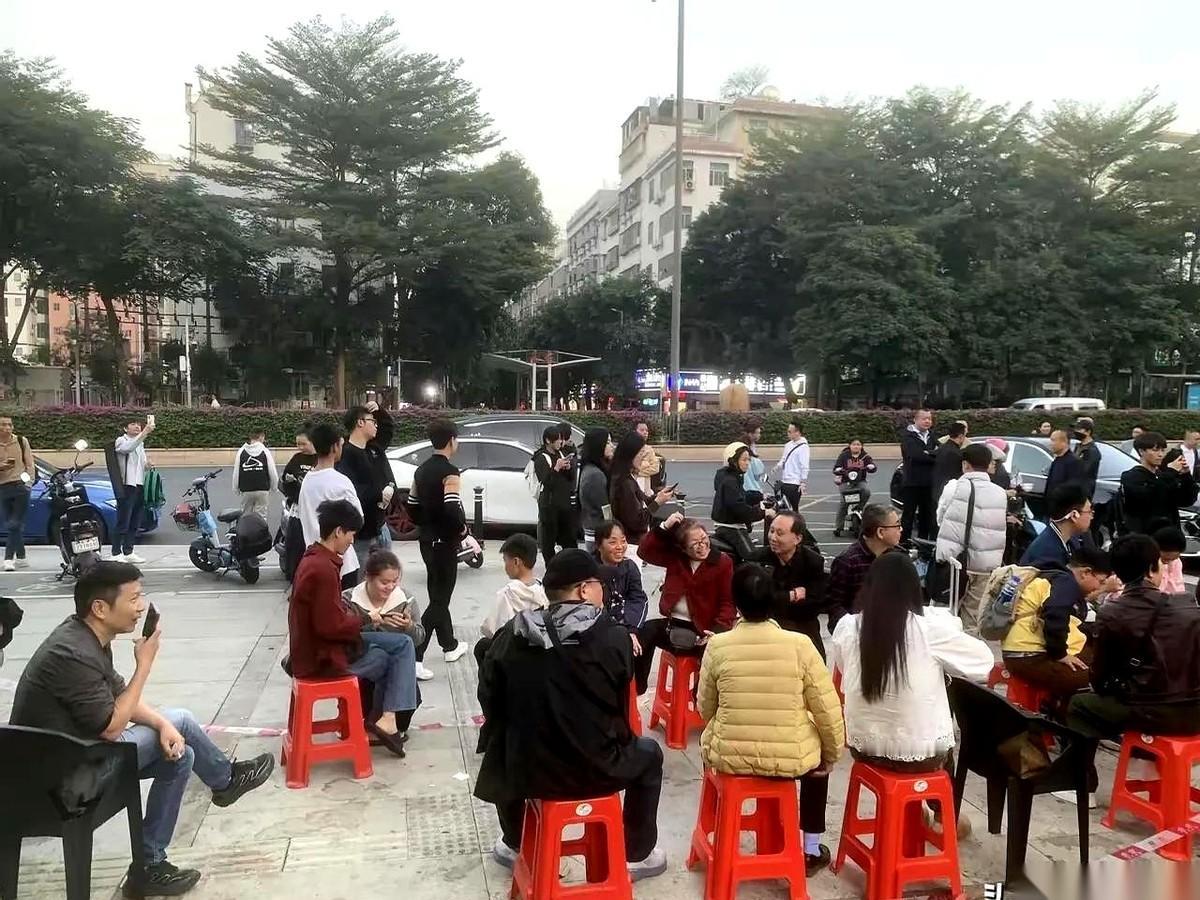 我敢打赌，那家少年烤鸡店，活不过三个月。
一群人，举着手机，长枪短炮地围着一个破