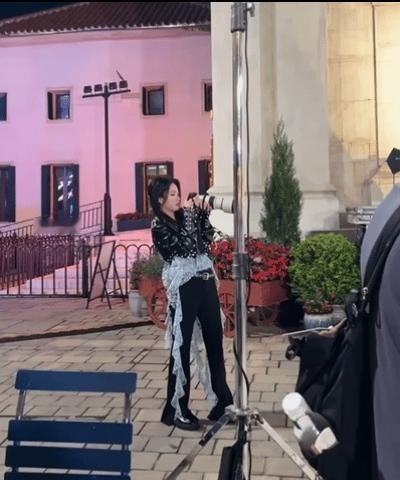 喻言给韩红当站姐 萌翻全场！喻言化身韩红小迷妹，彩排时举着相机追着拍，笑得合不拢