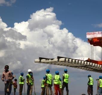 非洲的电网是中国拉的，互联网基站是中国建的，手机也都是中国出的，可当他们打开手机