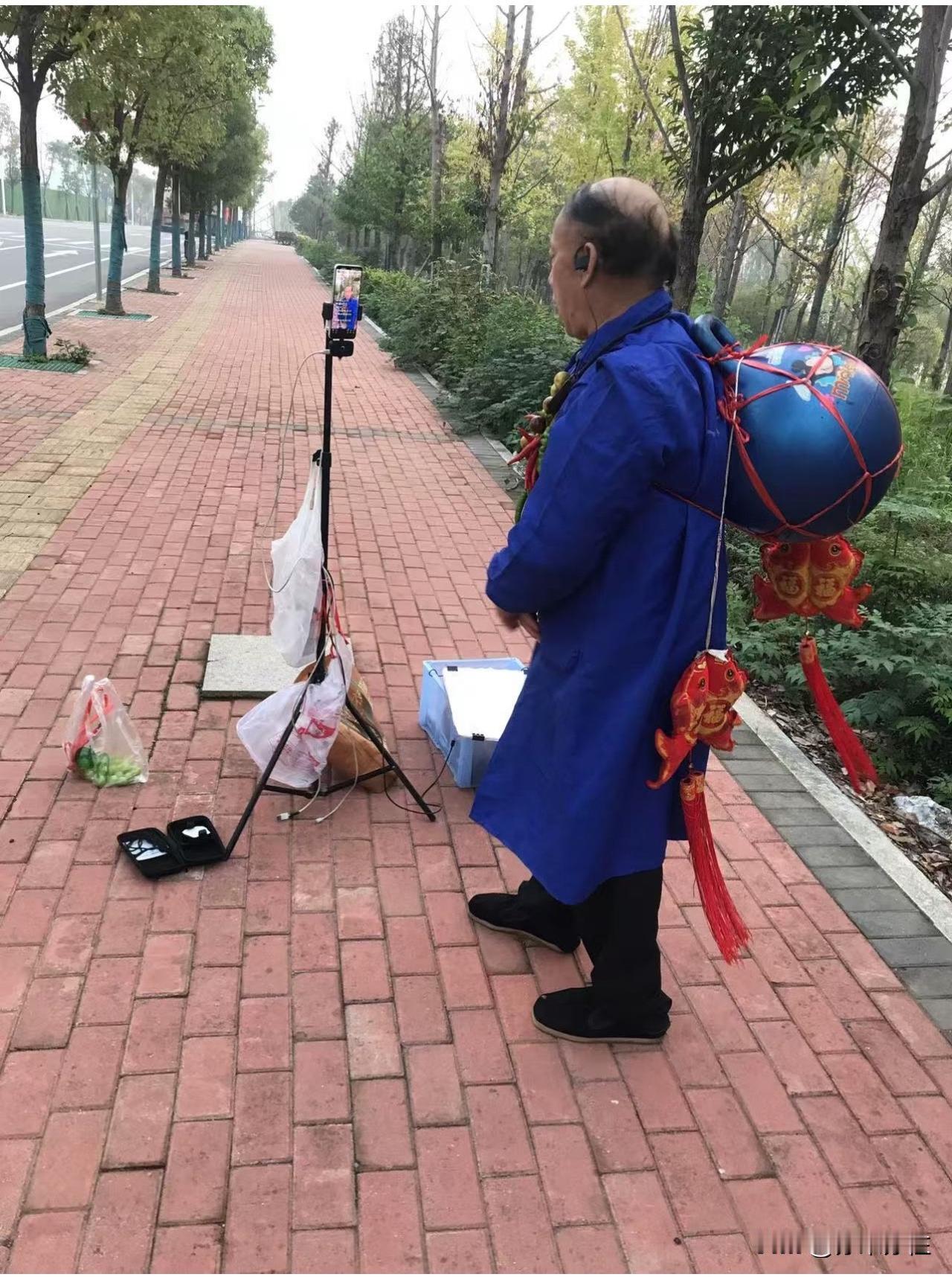 真是 全民直播 时代？

请看这位  主播……

猜猜他是走的啥路线？

请用一