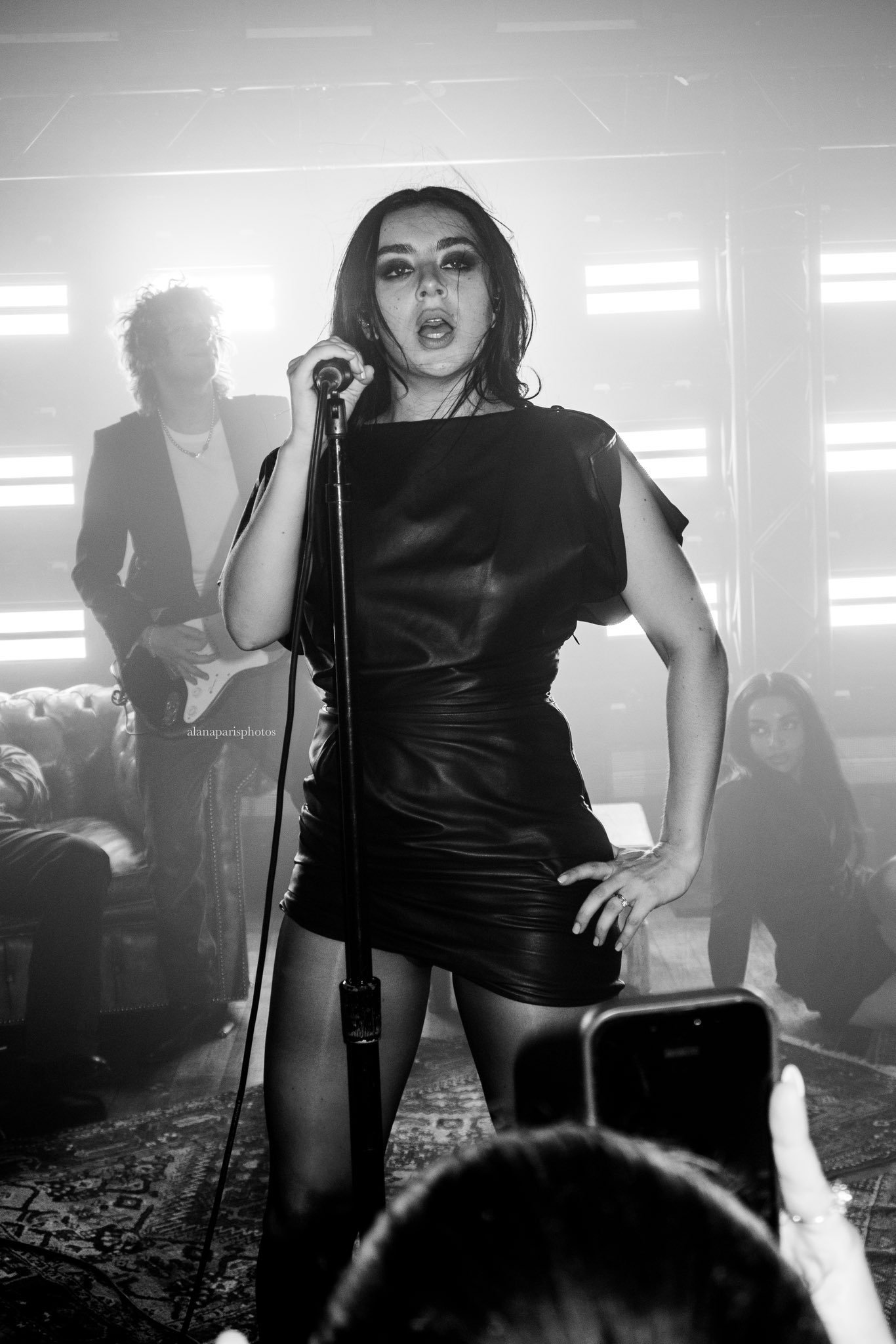 Charli xcx 与 Aidan Zamiri 在今晚的伦敦快闪演出现场的照