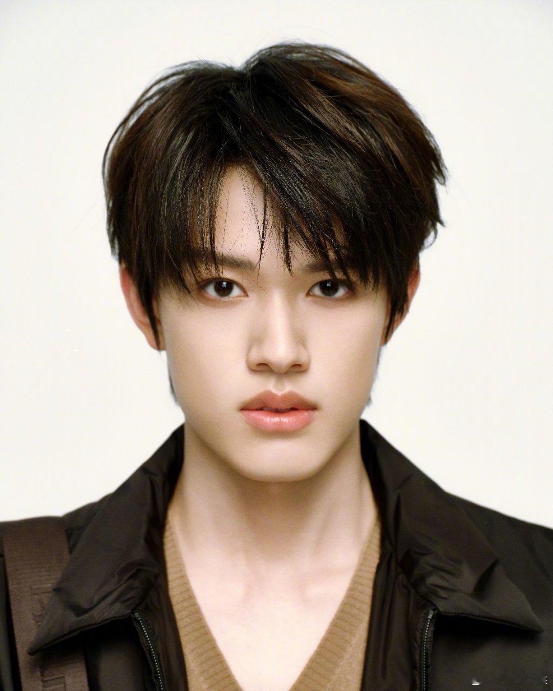 张极眉眼张极Prada下班路透 被张极的眉眼狠狠拿捏！下班路透生图超能打，侧颜线