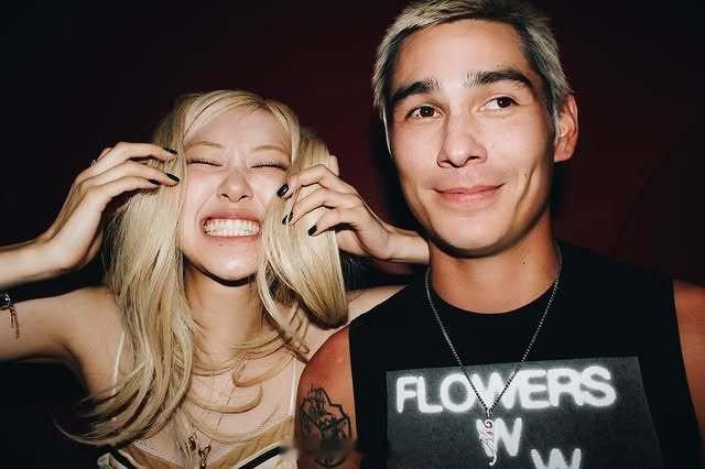 朴彩英晒与绯闻男友合照  朴彩英晒与EvanMock合照  朴彩英晒出与mv男主
