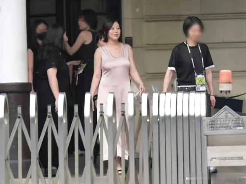 刘品言五个月孕相还挺明显的，老公连晨翔专车接送 ​​​