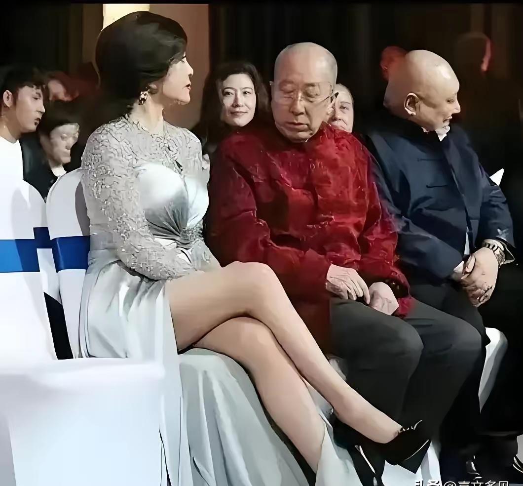 刘晓庆穿着高开叉亮片裙真的太抓眼了。
裙摆开到大腿中部，配着同色系的缎面高跟鞋，