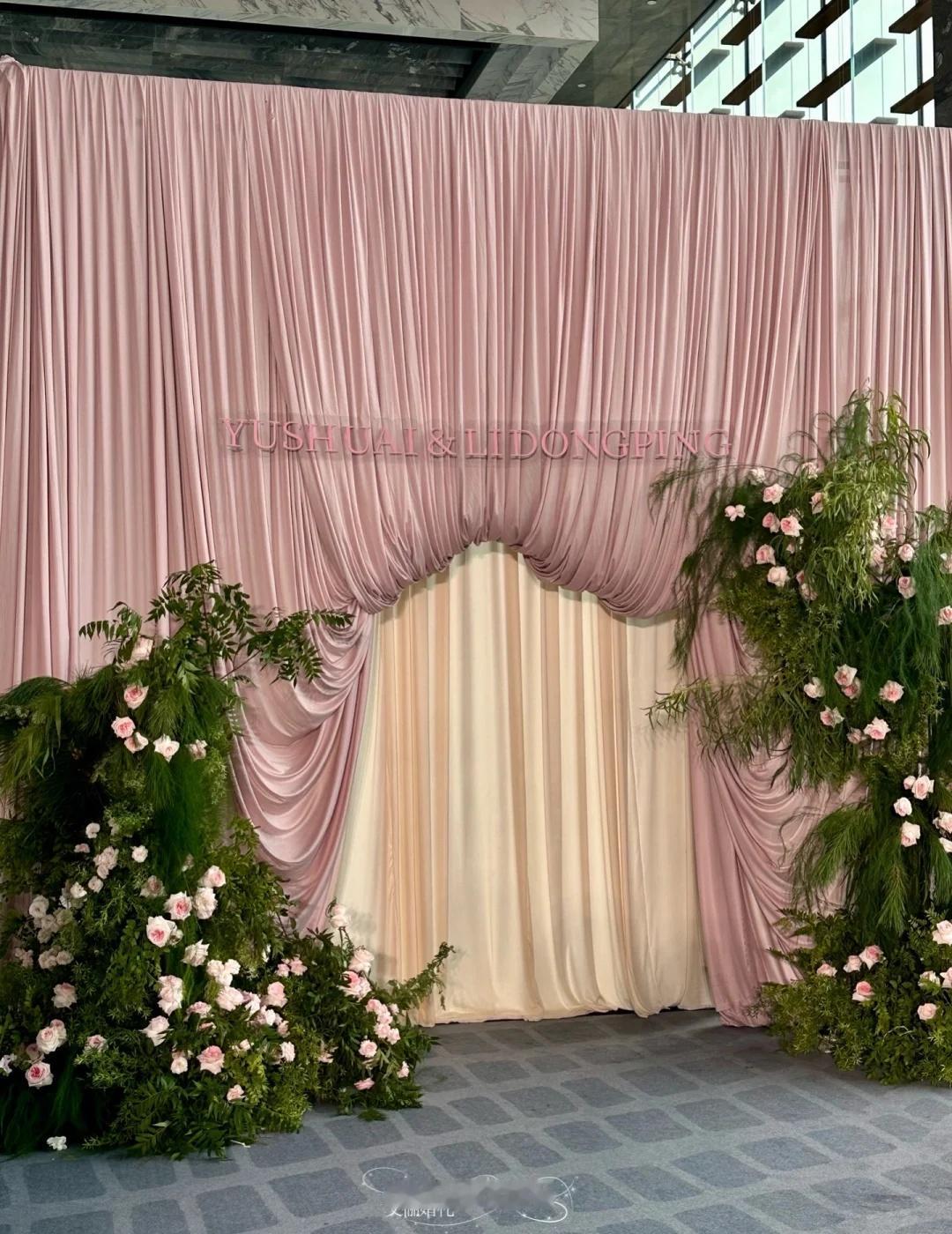 谁的少女心能扛住这样的婚礼！生图直出好爱
-
裸粉色的主色调的婚礼真的太戳少女心